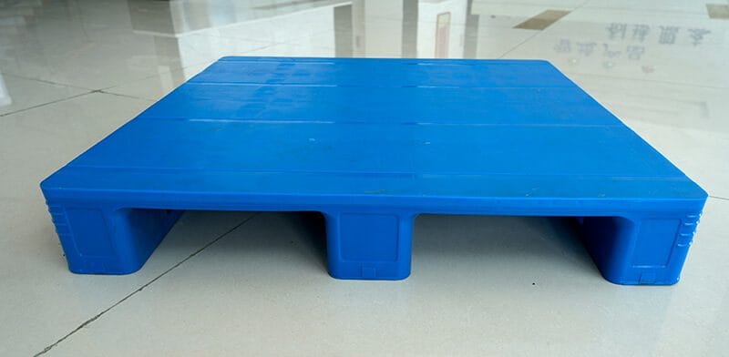 Three-runner flat deck welded plastic pallet for food and beverage logistics