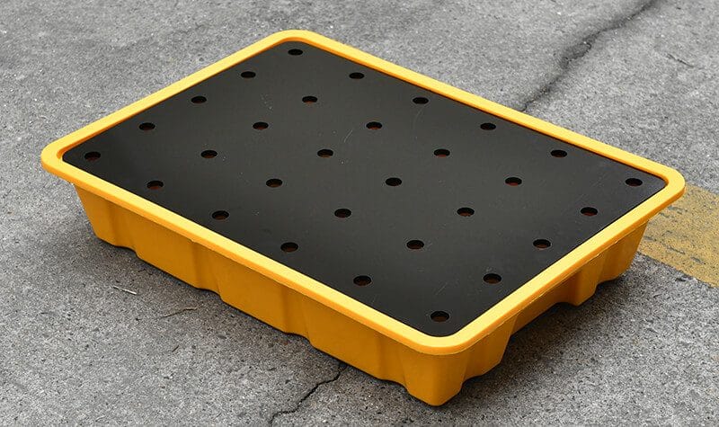 Compact leak-proof plastic tray for laboratory containers