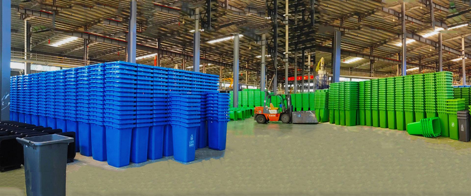Plastic waste bins and trash cans for commercial use