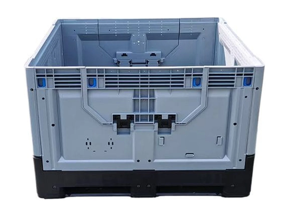 Foldable plastic pallet box with a drop door for returnable bulk handling