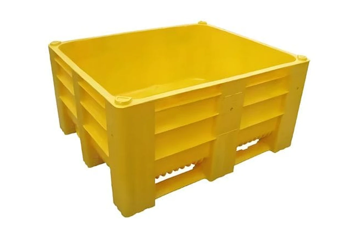 One-piece plastic pallet box for rigid bulk storage and handling